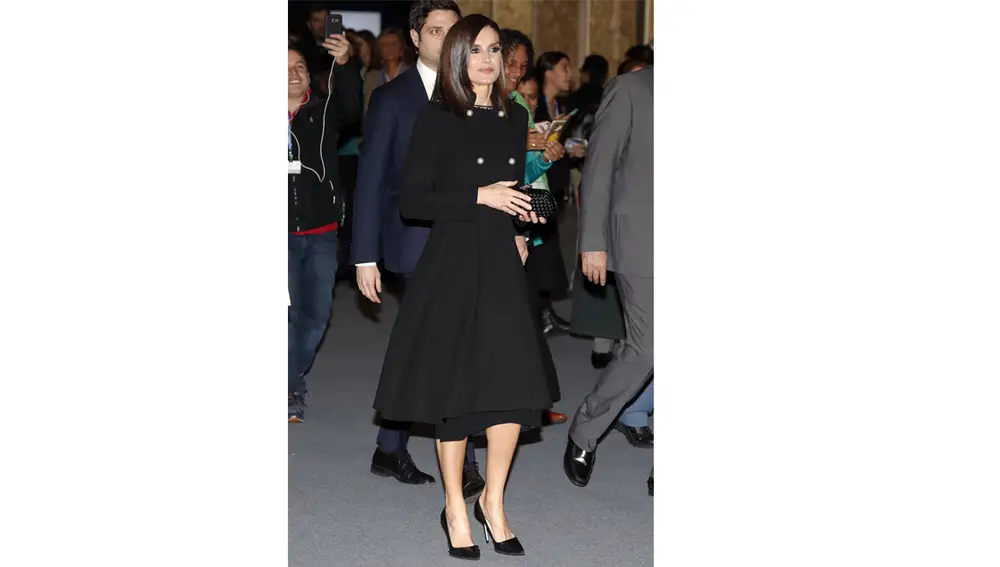 El abrigo militar con abotonadura de perlas de la reina Letizia El abrigo militar con abotonadura de perlas de la reina Letizia