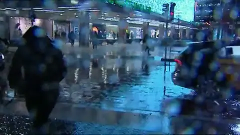 La DANA colapsa Barcelona y obliga a cortar varias calles y estaciones de metro La DANA colapsa Barcelona y obliga a cortar varias calles y estaciones de metro