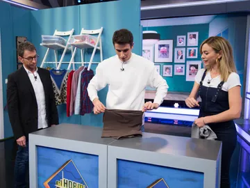 Alex Márquez demuestra su destreza para doblar camisetas con el truco de Marta Hazas Alex Márquez demuestra su destreza para doblar camisetas con el truco de Marta Hazas