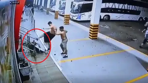 Un grupo de ultras propicia una brutal paliza a un hombre Un grupo de ultras propicia una brutal paliza a un hombre