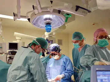 Médicos y enfermeros del Hospital Germans Trias i Pujol durante una intervención Médicos y enfermeros del Hospital Germans Trias i Pujol durante una intervención