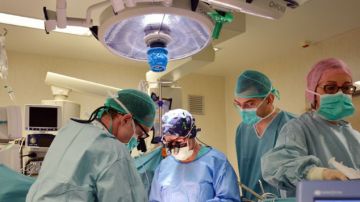 Médicos y enfermeros del Hospital Germans Trias i Pujol durante una intervención