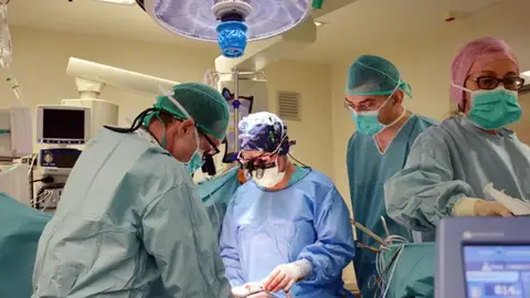 Médicos y enfermeros del Hospital Germans Trias i Pujol durante una intervención Médicos y enfermeros del Hospital Germans Trias i Pujol durante una intervención