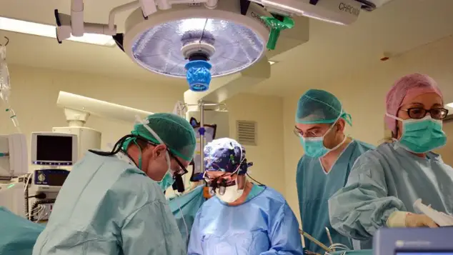 M&eacute;dicos y enfermeros del Hospital Germans Trias i Pujol durante una intervenci&oacute;n