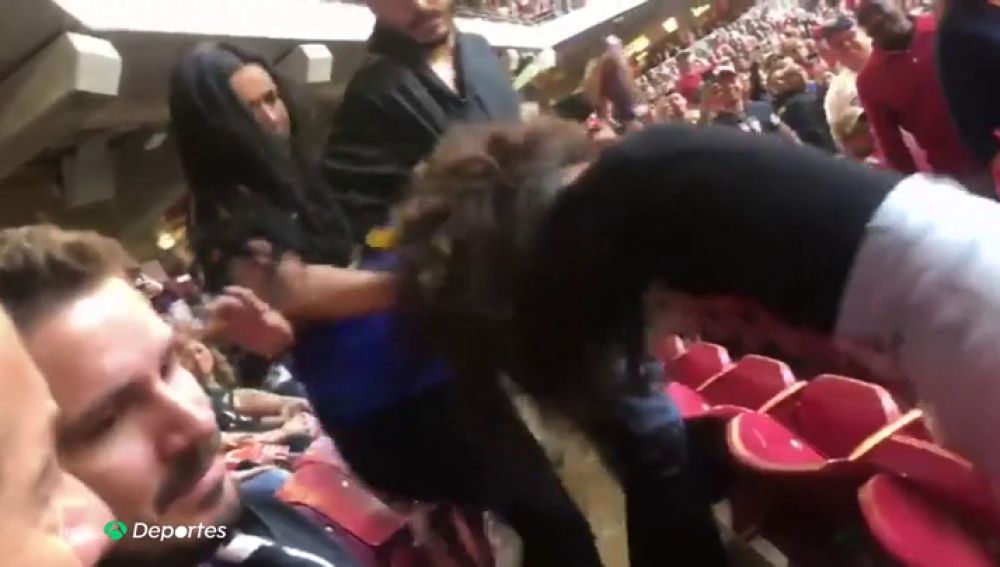 Las brutales imágenes de la pelea entre dos aficionadas en las gradas de un partido de la NFL