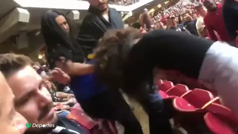 Las brutales imágenes de la pelea entre dos aficionadas en las gradas de un partido de la NFL Las brutales imágenes de la pelea entre dos aficionadas en las gradas de un partido de la NFL