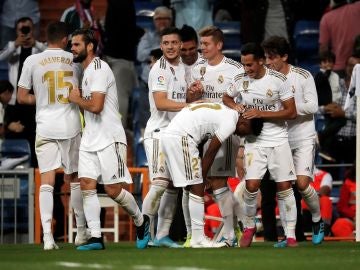 Varios jugadores del Real Madrid celebran un gol