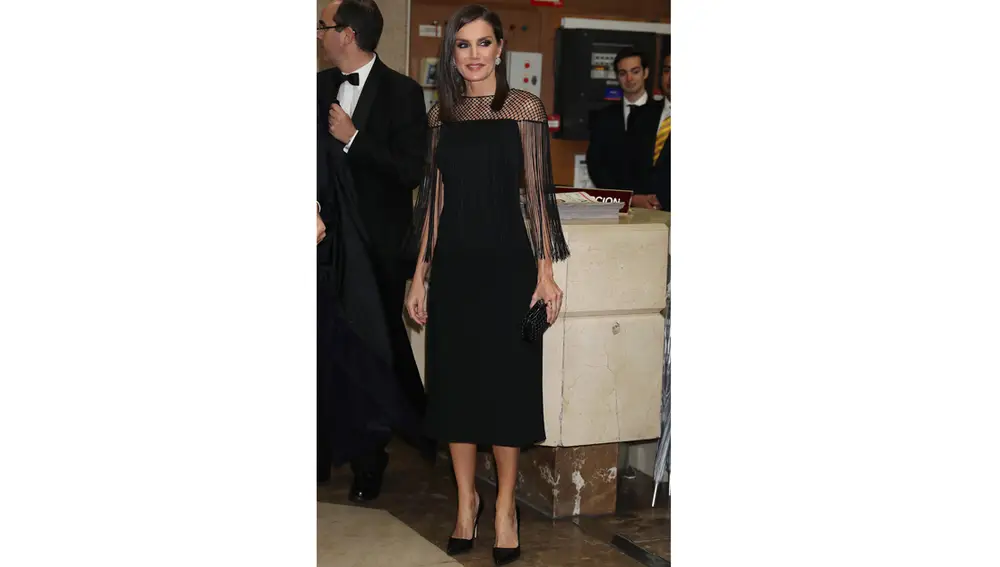 El vestido de flecos con escote rejilla de la reina Letizia El vestido de flecos con escote rejilla de la reina Letizia