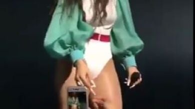 Un fan intenta quitar el anillo a Rosalía en pleno concierto y ella se lo regala