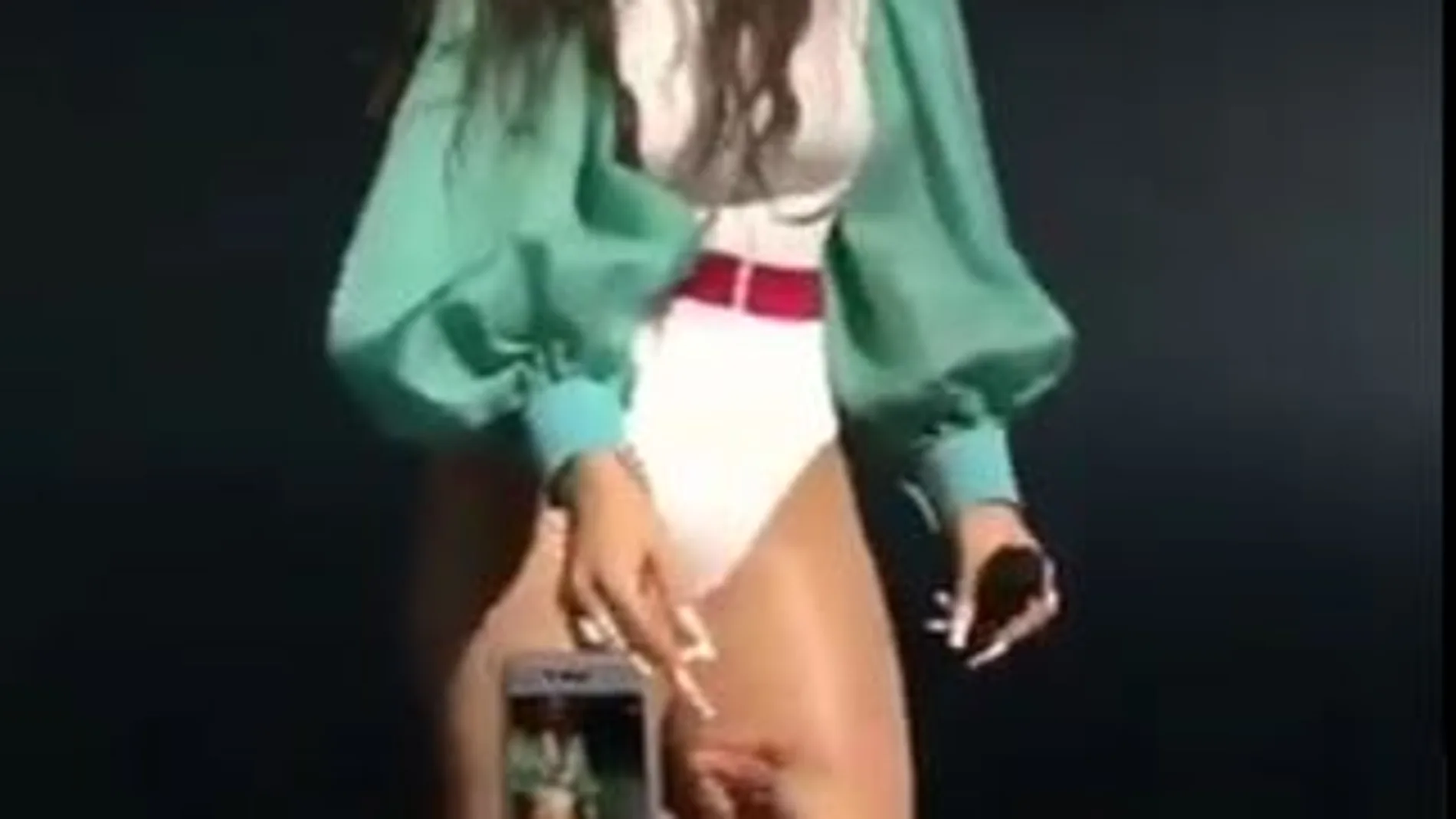 Rosalía regala su anillo a un fan que había intentado quitárselo Rosalía regala su anillo a un fan que había intentado quitárselo