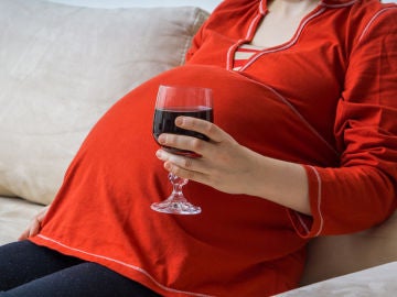 Embarazada tomando vino