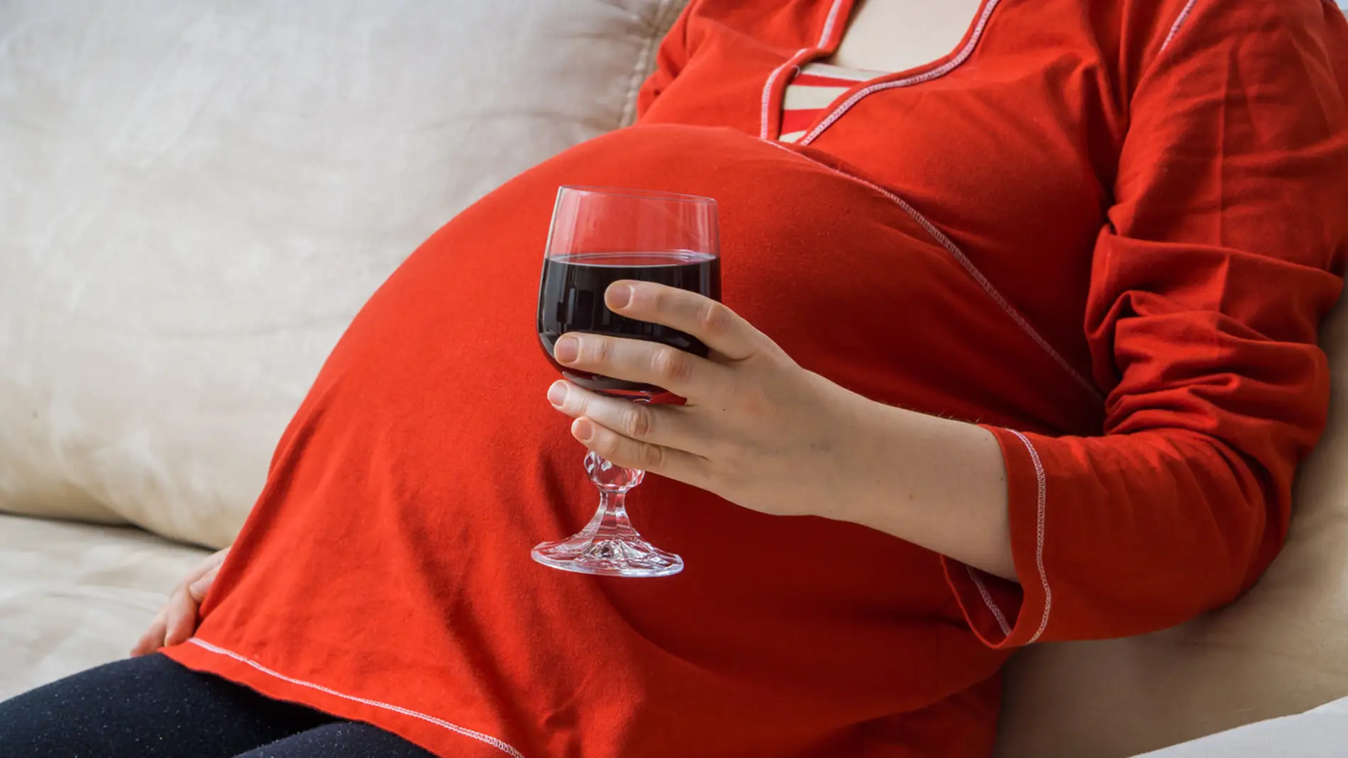Embarazada tomando vino