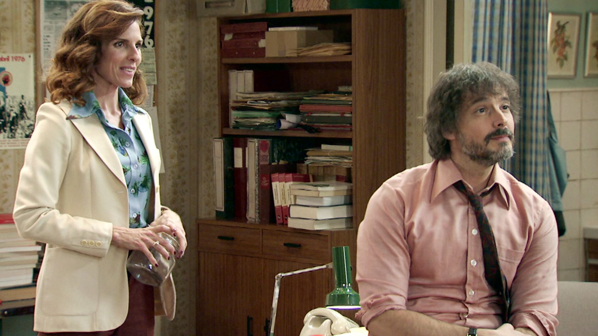 Avance 'Amar es para siempre': Julia vuelve a trabajar en el despacho con Guillermo