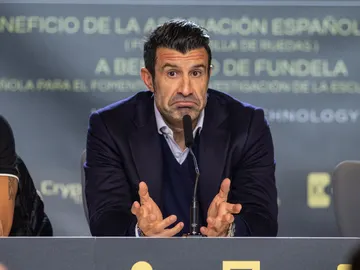 Luis Figo carga contra la directiva del Barcelona tras desvelarse el contrato de Messi Luis Figo carga contra la directiva del Barcelona tras desvelarse el contrato de Messi
