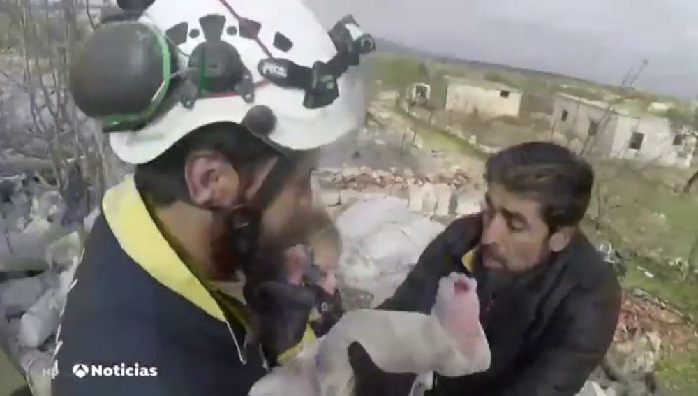 Rescate extremo de varios niños, entre ellos un bebé, en pleno bombardeo en Siria