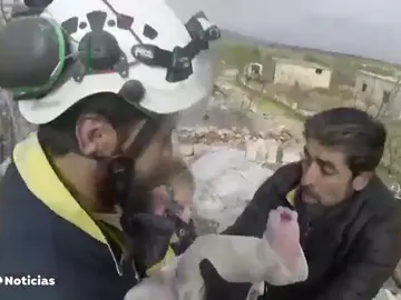 Rescate extremo de varios niños, entre ellos un bebé, en pleno bombardeo en Siria Rescate extremo de varios niños, entre ellos un bebé, en pleno bombardeo en Siria