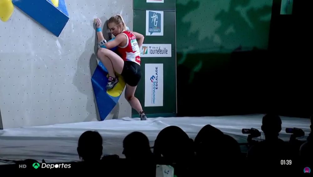 La joven rusa estuvo hasta cuatro minutos intentando superar el primer bloque hasta que finalmente se rindió. 