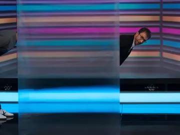 Marron sorprende a Alejandro Sanz con la capa de invisibilidad en 'El Hormiguero 3.0' Marron sorprende a Alejandro Sanz con la capa de invisibilidad en 'El Hormiguero 3.0'