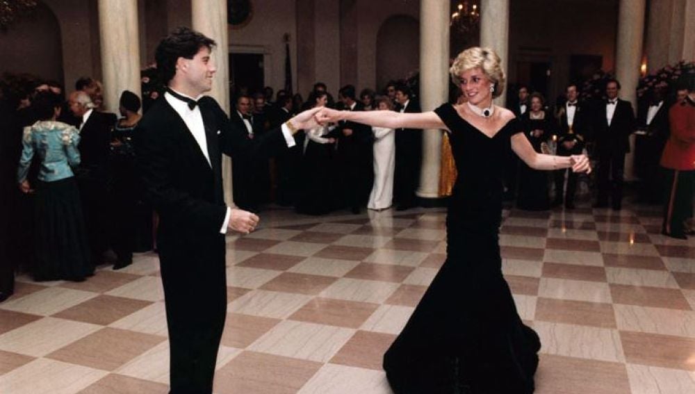 Sale a subasta el icónico vestido con el que Lady Di bailó con John Travolta