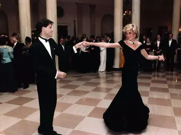 Sale a subasta el icónico vestido con el que Lady Di bailó con John Travolta Sale a subasta el icónico vestido con el que Lady Di bailó con John Travolta