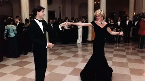 Sale a subasta el icónico vestido con el que Lady Di bailó con John Travolta Sale a subasta el icónico vestido con el que Lady Di bailó con John Travolta