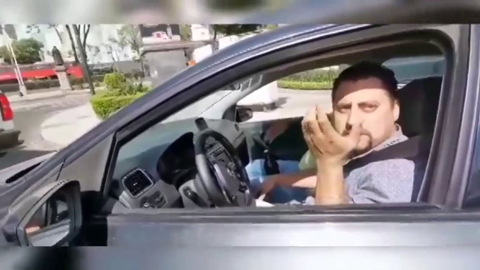 Dos ciclistas se enfrentan a su acosador: 
