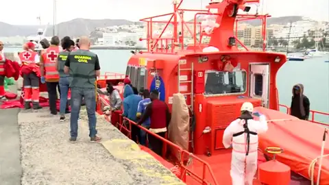 Mueren 58 personas tras el naufragio de una patera en Mauritania que intentaba llegar a las Islas Canarias Mueren 58 personas tras el naufragio de una patera en Mauritania que intentaba llegar a las Islas Canarias