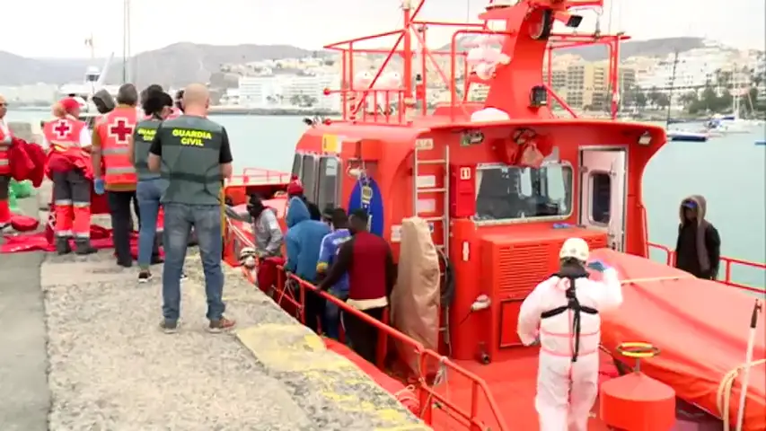 Mueren 58 personas tras el naufragio de una patera en Mauritania que intentaba llegar a las Islas Canarias Mueren 58 personas tras el naufragio de una patera en Mauritania que intentaba llegar a las Islas Canarias
