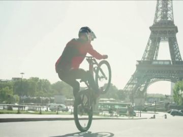 El increíble vídeo de Fabio Wibmer en bicicleta por París 