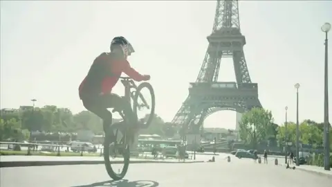 El increíble vídeo de Fabio Wibmer en bicicleta por París El increíble vídeo de Fabio Wibmer en bicicleta por París