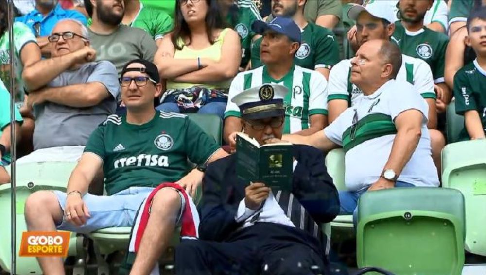 El aficionado del Palmeiras leyendo a Karl Marx