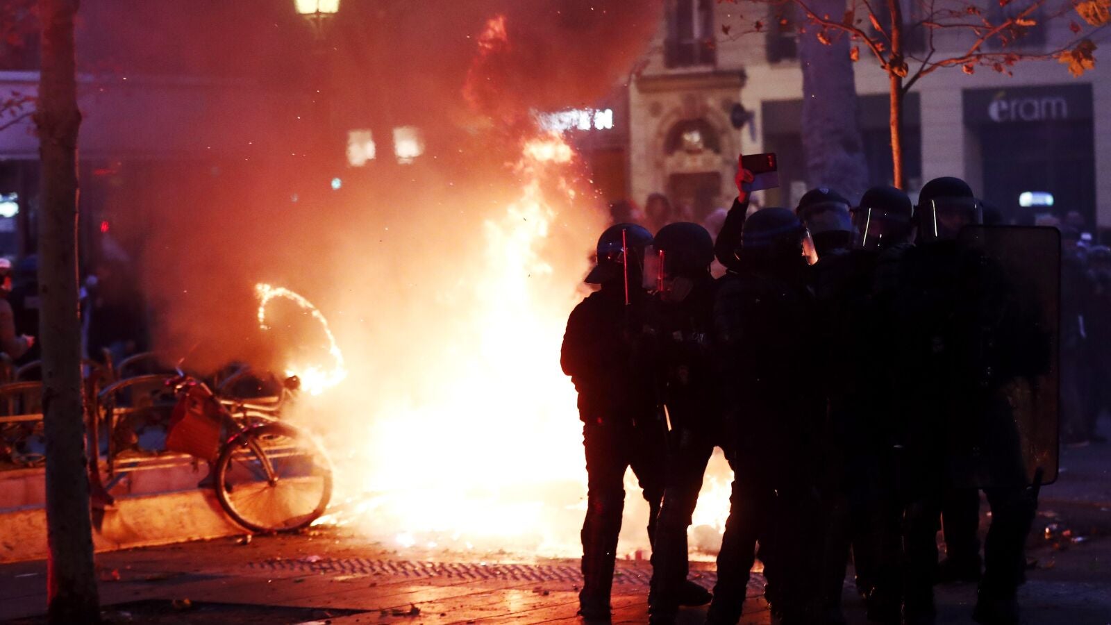Enfrentamientos entre policías y manifestantes en París durante la huelga contra la reforma de las pensiones