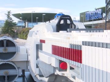 Instalan una nave espacial de Star Wars hecha con piezas de LEGO en la que poder subirse