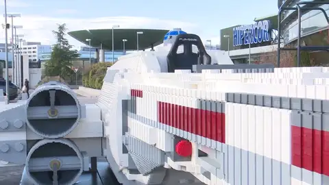Instalan una nave espacial de Star Wars hecha con piezas de LEGO en la que poder subirse Instalan una nave espacial de Star Wars hecha con piezas de LEGO en la que poder subirse