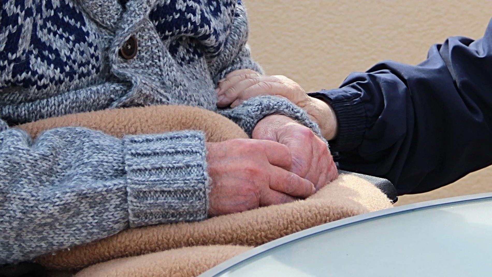 Manos de una persona anciana Manos de una persona anciana