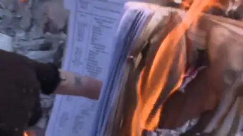 Un grupo de independentistas prenden fuego a la Constitución en Barcelona Un grupo de independentistas prenden fuego a la Constitución en Barcelona