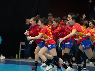 Las jugadores españolas celebran el triunfo Las jugadores españolas celebran el triunfo