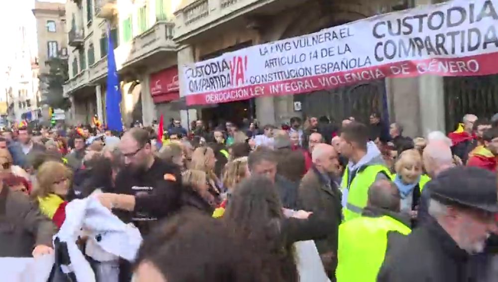 Ciudadanos se separa de la manifestación de Barcelona por una pancarta de Vox