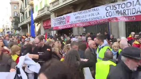 Ciudadanos se separa de la manifestación de Barcelona por una pancarta de Vox Ciudadanos se separa de la manifestación de Barcelona por una pancarta de Vox