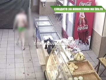 Un niño acude semidesnudo a una panadería 