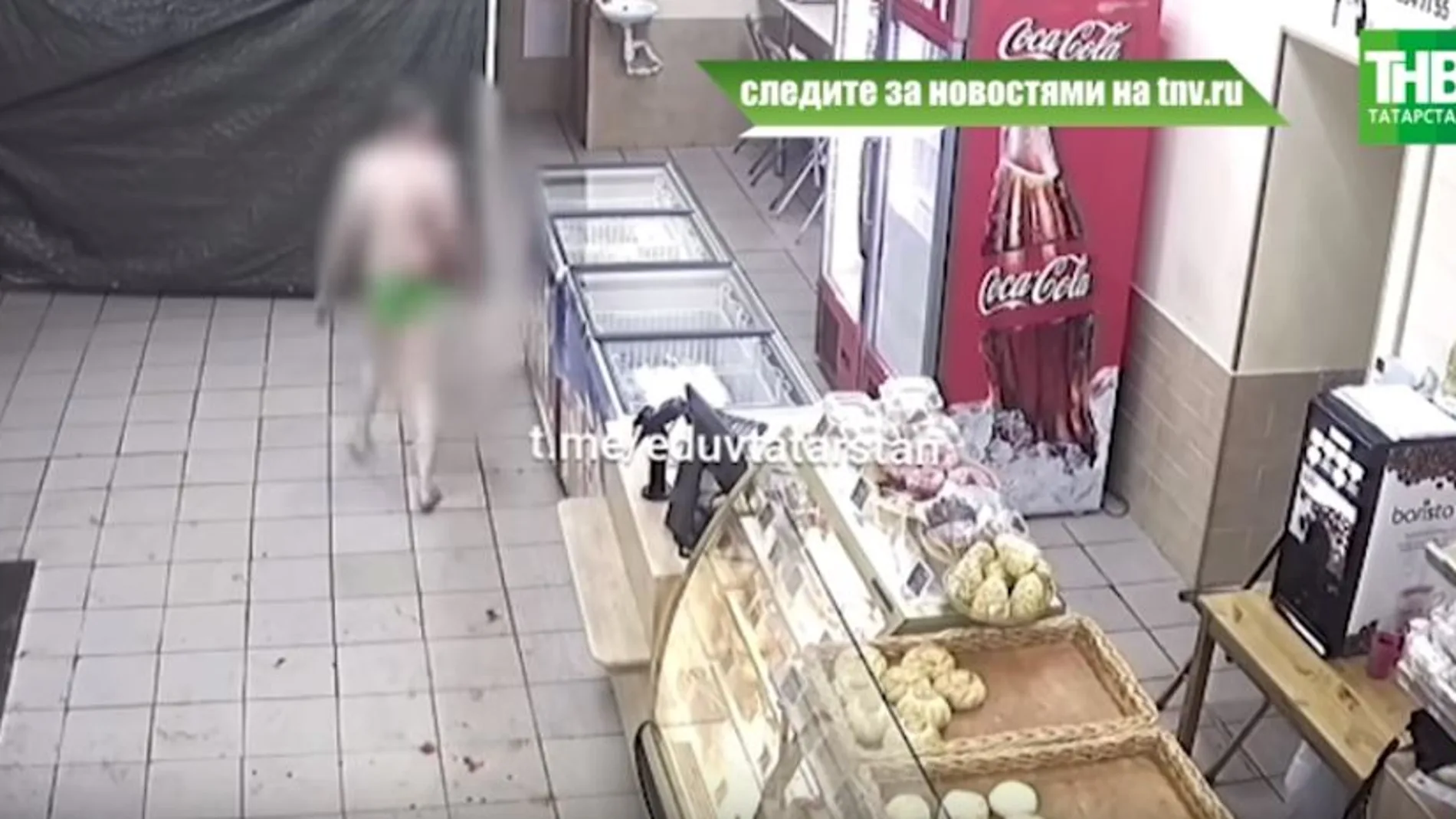 Un niño acude semidesnudo a una panadería Un niño acude semidesnudo a una panadería