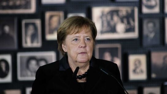 Angela Merkel interviene durante su visita al campo de concentraci&oacute;n de Auschwitz
