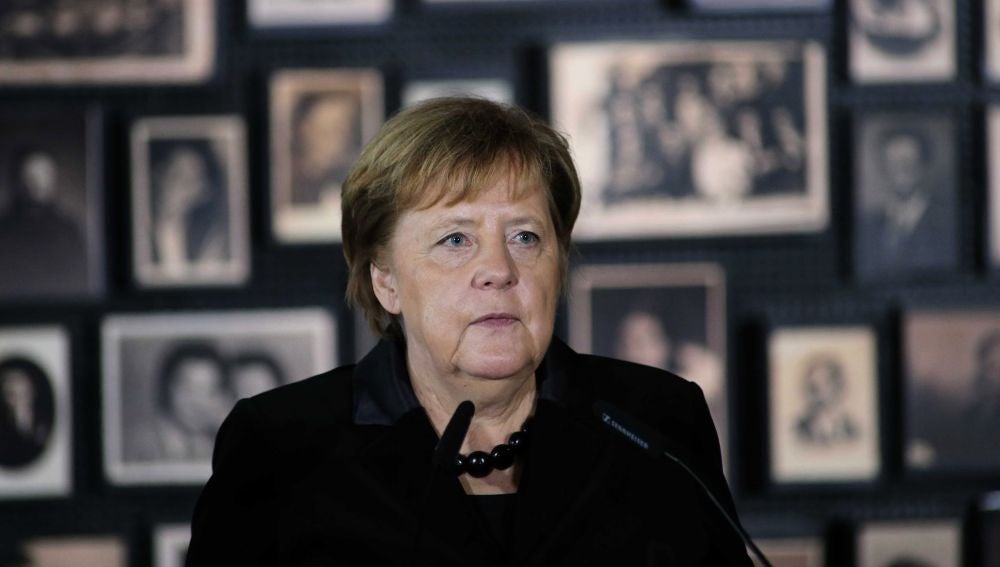 Angela Merkel interviene durante su visita al campo de concentración de Auschwitz