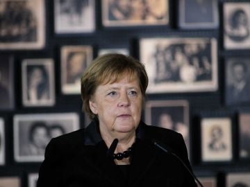 Angela Merkel interviene durante su visita al campo de concentración de Auschwitz