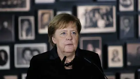 Angela Merkel interviene durante su visita al campo de concentración de Auschwitz Angela Merkel interviene durante su visita al campo de concentración de Auschwitz