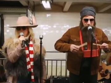 Jimmy Fallon y Alanis Morissette en el Metro de Nueva York