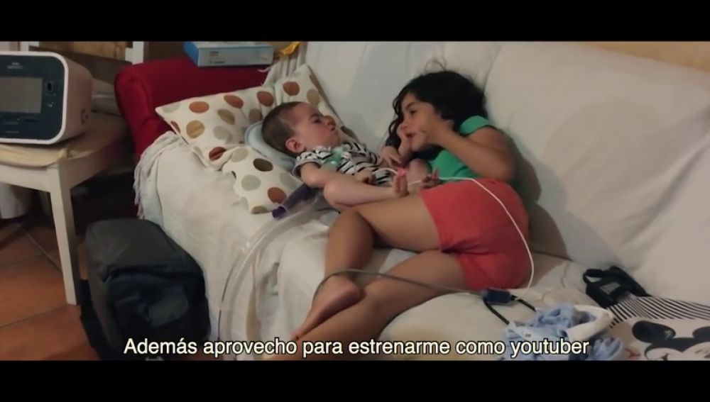El emotivo vídeo de una niña de 7 años explicando la enfermedad rara de su hermano pequeño que se ha vuelto viral