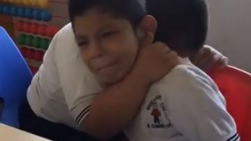 La conmovedora escena de un niño con Síndrome de Down y su compañero con autismo