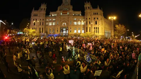 Vista general de la gran "Marcha por el Clima", convocada por Alianza por el Clima, Emergencia Climática Ya y Ecologistas en Acción, este viernes en Madrid. Vista general de la gran "Marcha por el Clima", convocada por Alianza por el Clima, Emergencia Climática Ya y Ecologistas en Acción, este viernes en Madrid.