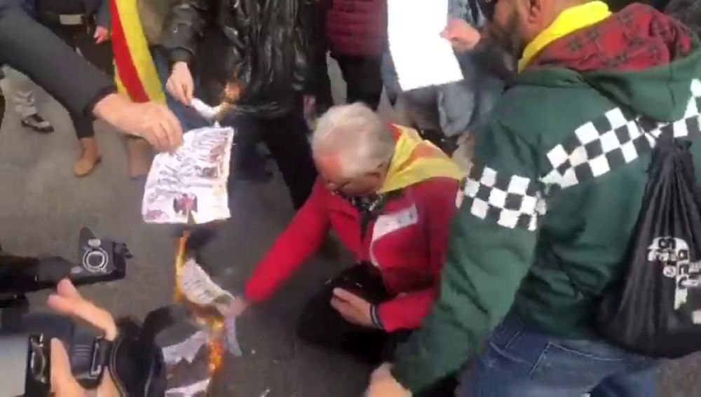 Graban al diputado de la CUP Carles Riera quemamdo la constitución en las protestas de Barcelona